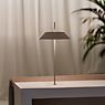 Vibia Mayfair Mini 5497 Lampe de table LED beige - commutable - produit en situation