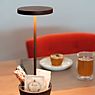 Zafferano Poldina Reverso, lámpara recargable LED marrón - ejemplo de uso previsto