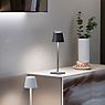 Zafferano Poldina, lámpara recargable LED gris oscuro - 38 cm - ejemplo de uso previsto